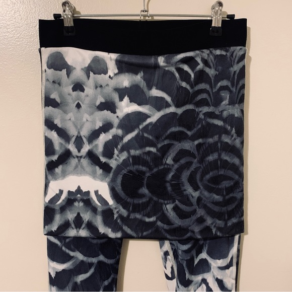 Lululemon Yin to You Leggings Skort Black White Grey Tie Dye Sz 6 - Picture 6 of 12